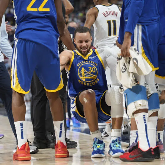 Golden State Warriors star Stephen Curry injured his troublesome right ankle again..