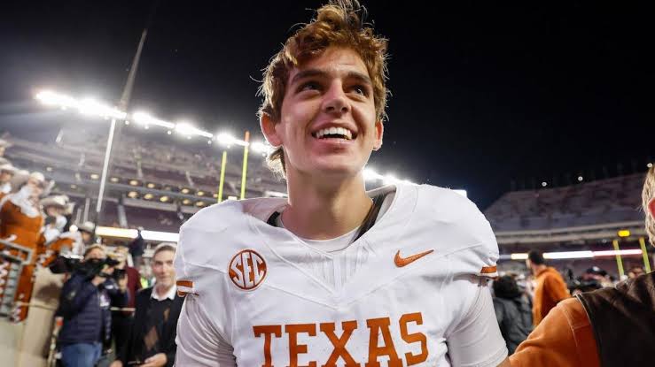 Felicitasies: Die Texas Longhorns se quarterback, Arch Manning, is aangewys as die jaar se National Offensive Freshman….