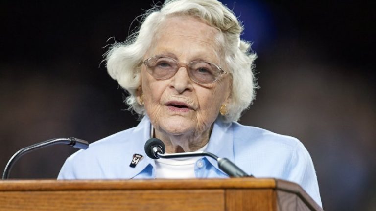 NFL Honors Bears Owner Virginia McCaskey’s Legacy with Heartfelt Tribute During Super Bowl LVIII.