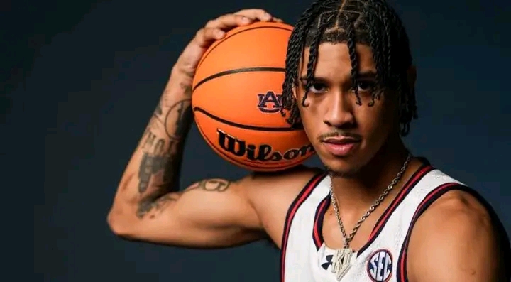 BREAKING: Auburn Erupts with Excitement as Star Jahki Howard Announces Return for 2025-26 Season Auburn men’s basketball standout Jahki Howard declares, “I’m not going anywhere,” thrilling fans with his decision to stay. Head Coach Bruce Pearl expresses full support, vowing to build a powerhouse around Howard as the Tigers eye a championship run.