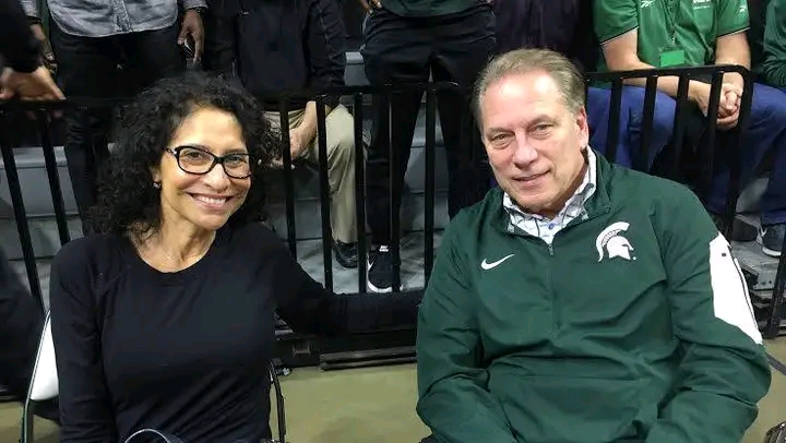 Shockwaves in College Basketball: Legendary Michigan State Coach Tom Izzo and Wife Lupe Finalize Divorce Online After Decades Together In a surprising turn of events, iconic basketball coach Tom Izzo and his wife Lupe Marinez Izzo have officially ended their marriage, signing divorce papers through an online platform, concluding a long chapter of love and partnership.