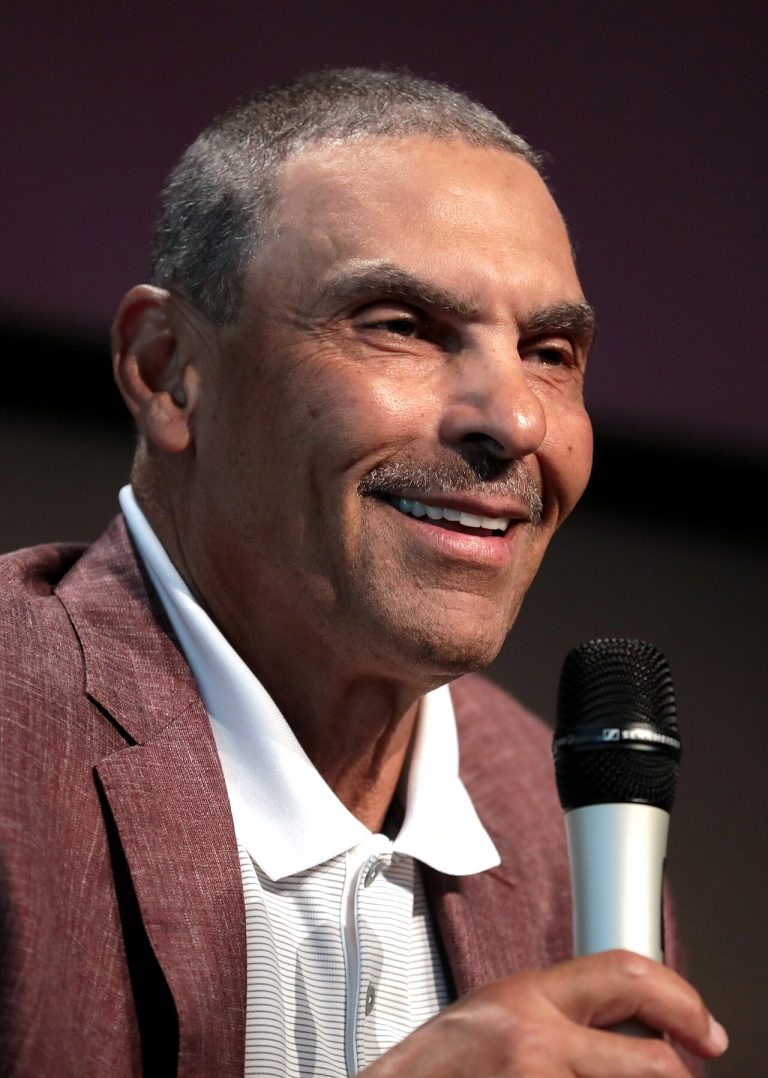 In a powerful and unexpected gesture that bridges the historic rivalry between two of Arizona’s largest universities, former Arizona State Sun Devils head football coach Herm Edwards announced a transformative $10 million donation from the University of Arizona, aimed entirely at supporting student welfare…