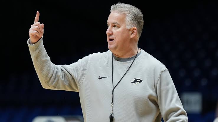 In a move that has shocked and inspired the college basketball world, Matt Painter, the long-serving head coach of Purdue University’s men’s basketball team, has personally donated $25 million toward a massive renovation project for Mackey Arena. The contribution, one of the largest personal gifts ever