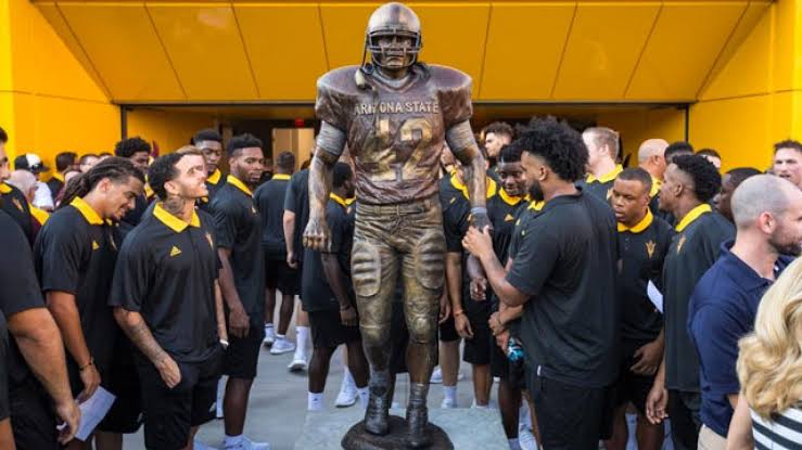 “A powerful new bronze statue of Pat Tillman now stands tall at Arizona State, immortalizing a true American hero. From the gridiron to the battlefield, Tillman’s legacy of courage, sacrifice, and unwavering spirit continues to inspire generations. This tribute isn’t just a monument—it’s a symbol of what it means to lead with heart and honor…………..