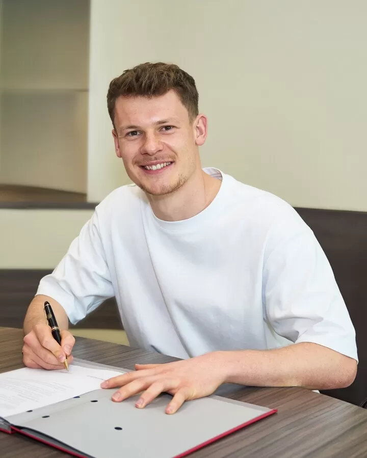 Bericht: VfB Stuttgart plant keine feste Verpflichtung von Bayern-Leihspieler Alexander Nübel. Der erfolgreiche Saisonstart des VfB Stuttgart basiert auf Teamgeist, taktischer Disziplin und starken Einzelleistungen – darunter auch die von Torhüter Alexander Nübel, der auf Leihbasis vom FC Bayern München gekommen ist. Laut mehreren Berichten plant Stuttgart jedoch keinen festen Transfer, sobald die Leihe ausläuft………..