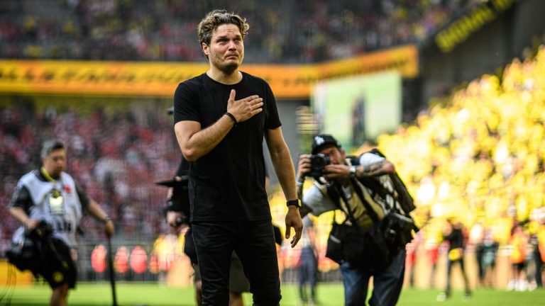 Ganze Stadt. Ganze Südtribüne. Ganz Borussia Dortmund steht hinter Edin Terzić. 🖤💛 Kerzen, Fahnen, Stimmen voller Kraft für einen Trainer mit echtem BVB-Herz. Ein Kämpfer. Ein Vorbild. Einer von uns. Wir glauben an dich, Edin – heute und…Die ganze Geschichte lesen ……