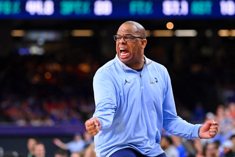 Davis Hubert is ANGRY:many fans want Hubert Davis to leave UNC basketball, citing inconsistent seasons, recruiting misses, and poor in-game coaching…
