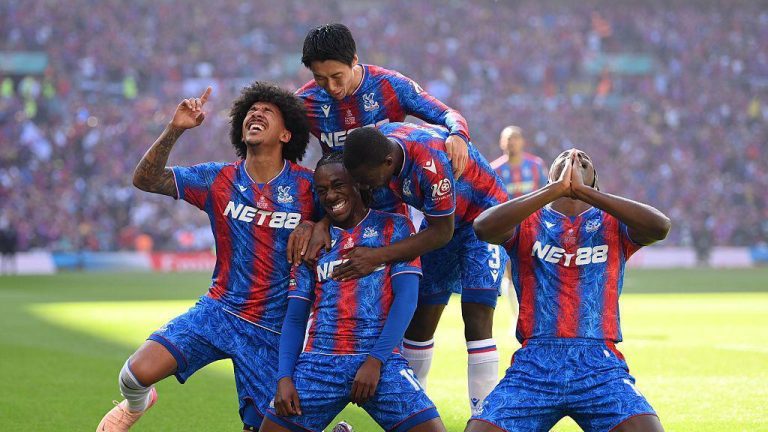 🎬 CHAMPIONS COME CALLING: PREMIER LEAGUE TITLE HOLDERS PREPARE MASSIVE NINE-FIGURE BID FOR SELHURST PARK’S PRIZED GEM AS PALACE STAND DEFIANT 🦅👑💰